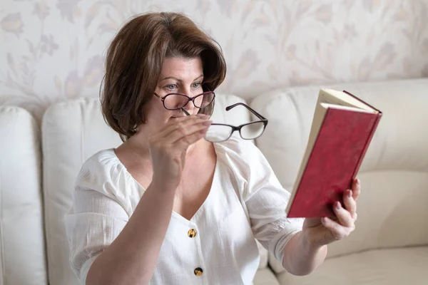 Pros and cons of reading glasses